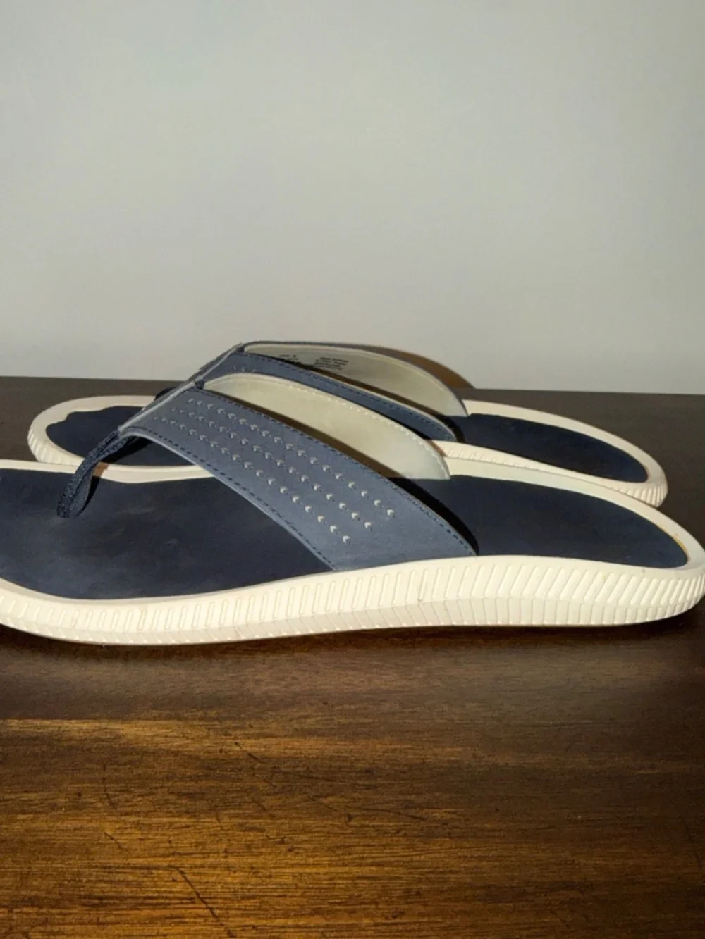 OluKai Ulele Men's Beach Sandals Size 12 Navy White